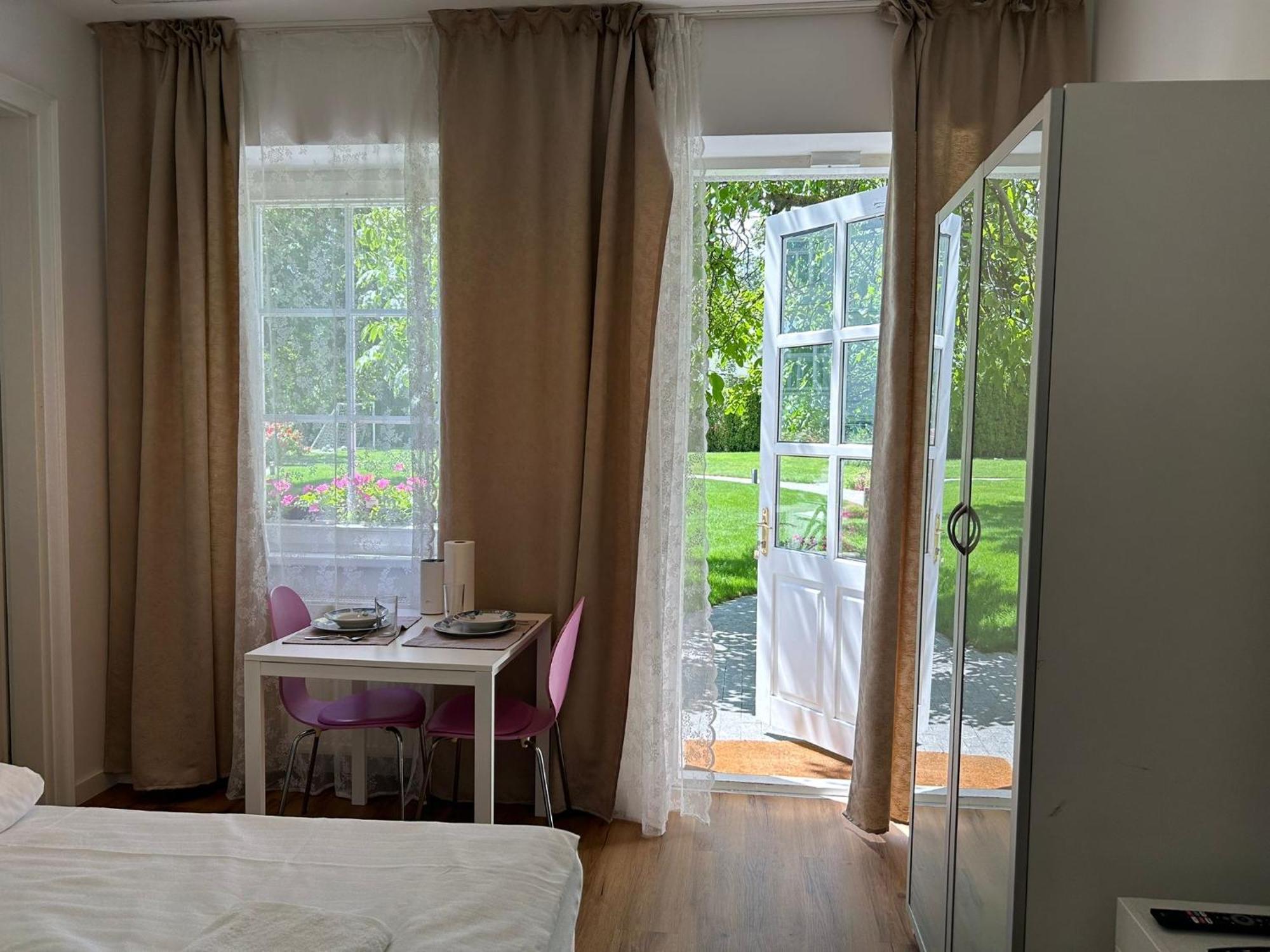 Mit Gartenblick Und Terrasse Apartment Baden