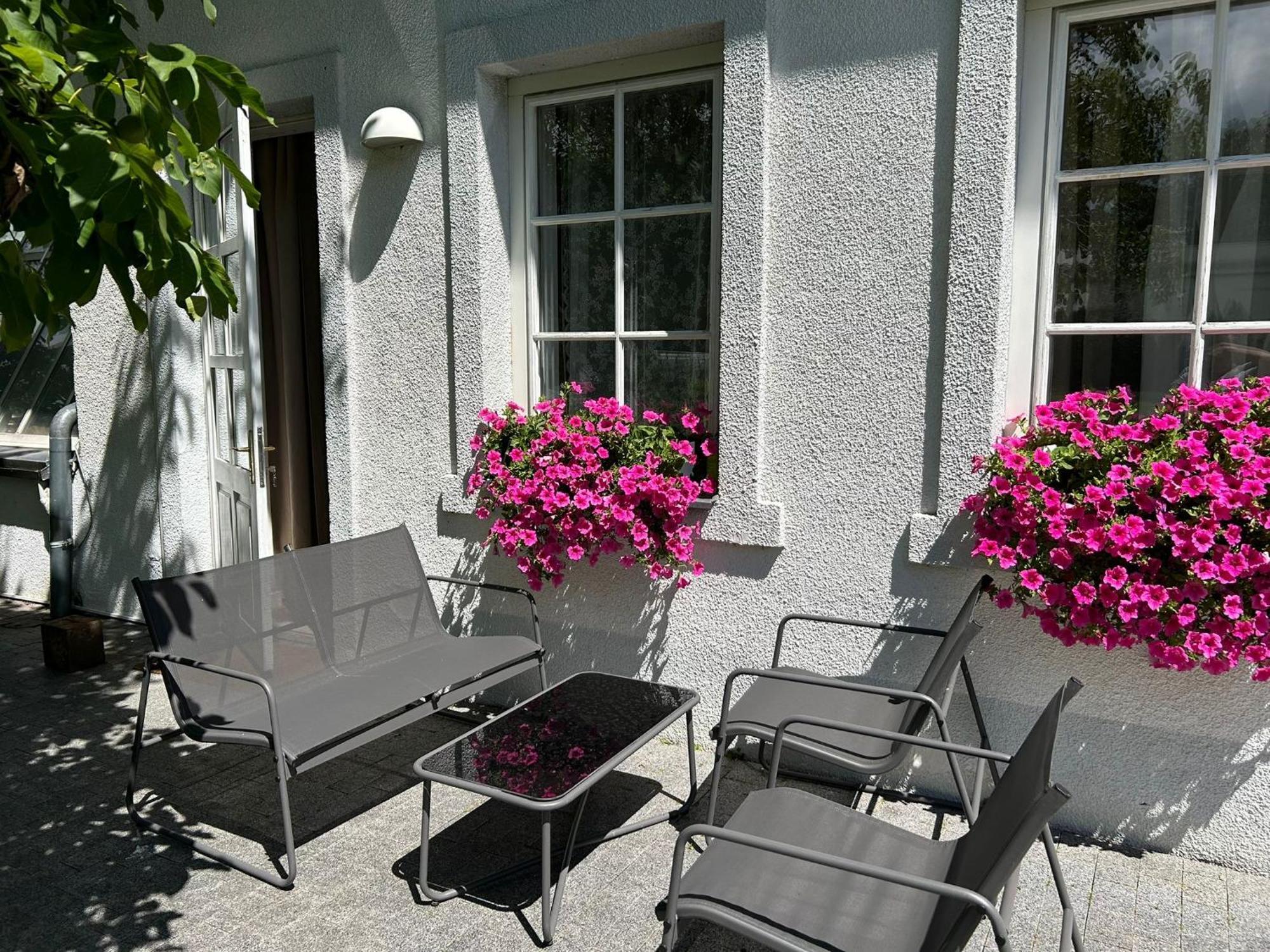 Mit Gartenblick Und Terrasse