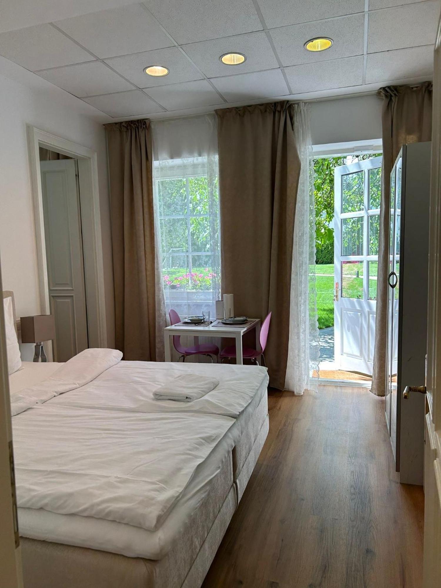 Mit Gartenblick Und Terrasse Apartment Baden